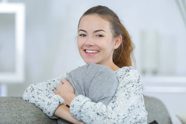 Mujer Joven Abrazando Una Almohada — Foto de Stock
