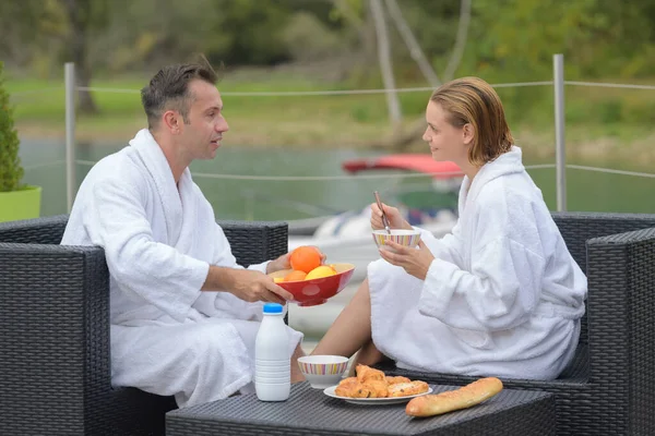 Couple Having Breakfast Outdoors — Stock Photo, Image