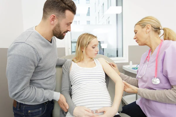 Ginecólogo Obstetra Medición Presión Arterial Mujer Embarazada — Foto de Stock