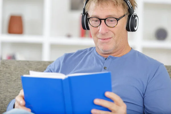 Πορτρέτο Του Ανθρώπου Ακουστικά Και Βιβλίο Ανάγνωσης — Φωτογραφία Αρχείου