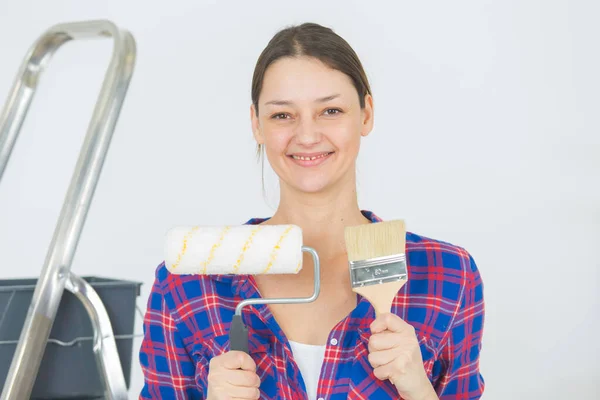 Mulher Sorrindo Segurando Escova Rolo Escova Normal — Fotografia de Stock