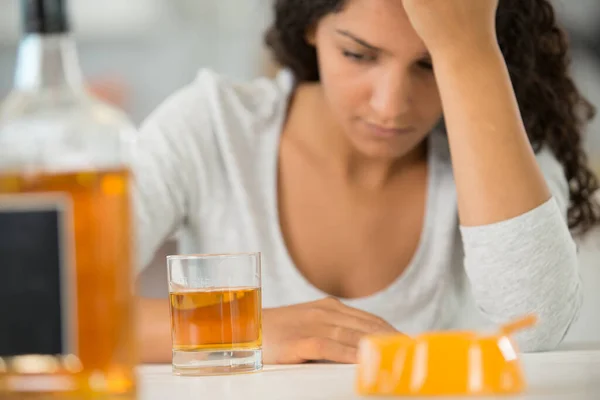 Flasche Mit Alkohol Auf Tisch Und Betrunkene Frau — Stockfoto