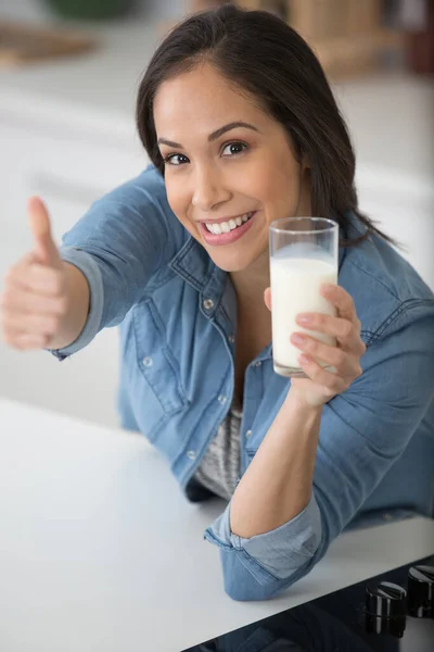 Γυναίκα Που Κατέχει Ποτήρι Γάλα Που Δείχνει Την Έγκριση — Φωτογραφία Αρχείου