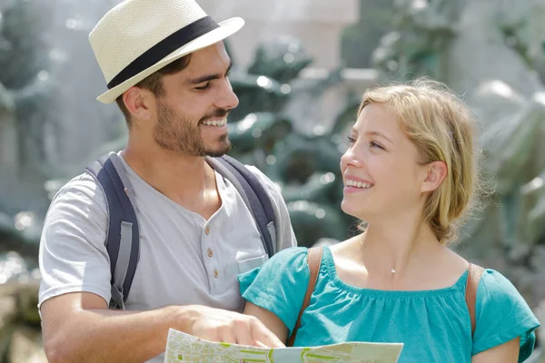 Ein Paar Glücklich Lächelnde Touristen Die Durch Die Stadt Spazieren — Stockfoto