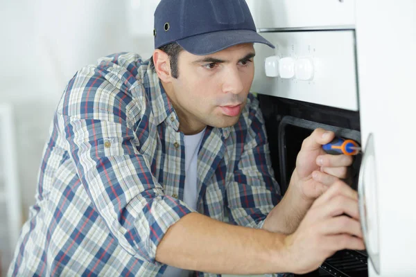 Man Die Een Oven Repareert Keuken — Stockfoto