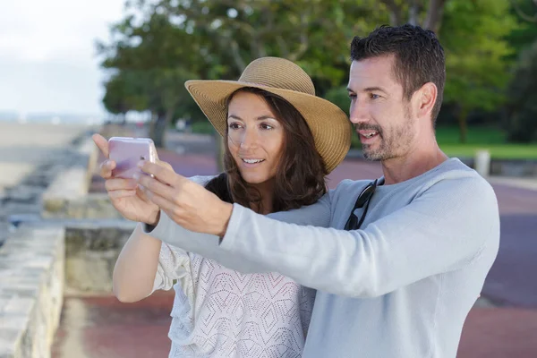 Porträt Eines Fröhlichen Paares Beim Selfie Foto — Stockfoto