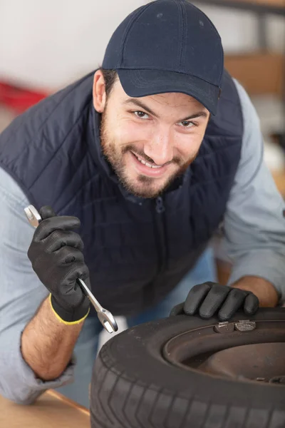 Mecánico Sosteniendo Neumático Garaje Reparación — Foto de Stock