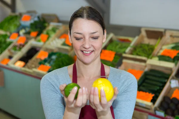 Mulher Sorrindo Escolhendo Frutas Loja — Fotografia de Stock