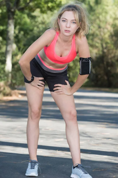 Kobieta Biegacz Zginając Jej Ciało — Zdjęcie stockowe