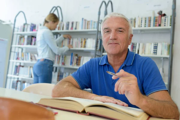 Ein Alter Mann Einer Bibliothek — Stockfoto