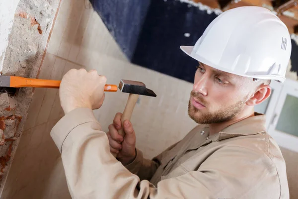 Young Male Contractor Using Hammer Chisel — Stock Photo, Image