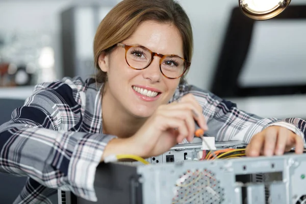 Kvinna Reparera Dator Med Skruvmejsel — Stockfoto