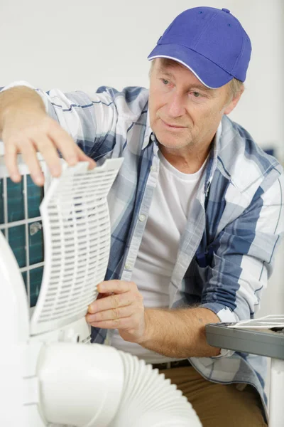 Ingeniero Electricista Senior Inspeccionando Disyuntores —  Fotos de Stock