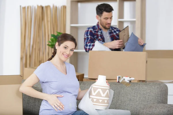 Paar Verwacht Een Baby Verhuizen Naar Nieuw Huis — Stockfoto