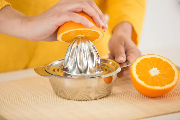 Händer Som Kramar Juicen Apelsin — Stockfoto