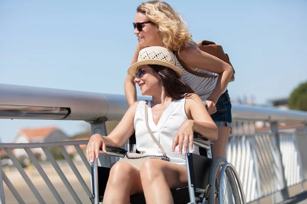 Kobieta Wózku Inwalidzkim Przyjacielem Zewnątrz — Zdjęcie stockowe