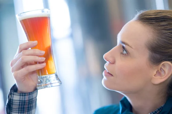 Mulher Segurando Copo Cerveja — Fotografia de Stock