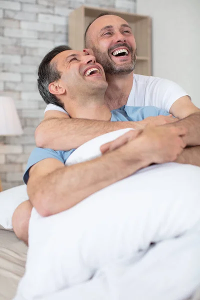 Gay Casal Abraçando Sorrindo Cama — Fotografia de Stock