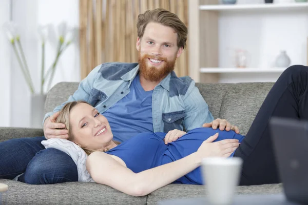 Happy Pregnant Couple Relaxing Sofa Couch Home — Stock Photo, Image