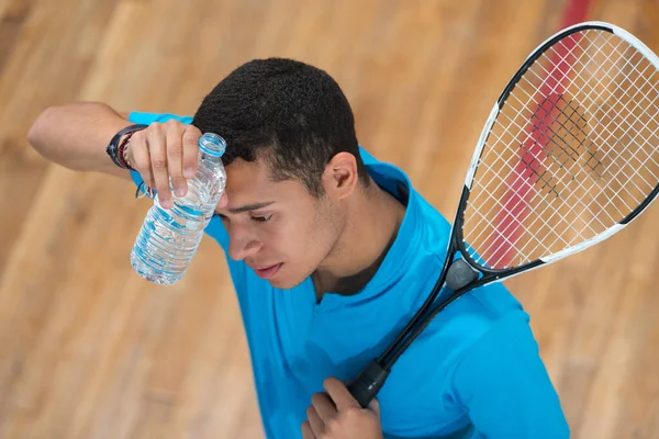 网球运动员用球拍在比赛游戏 — 图库照片