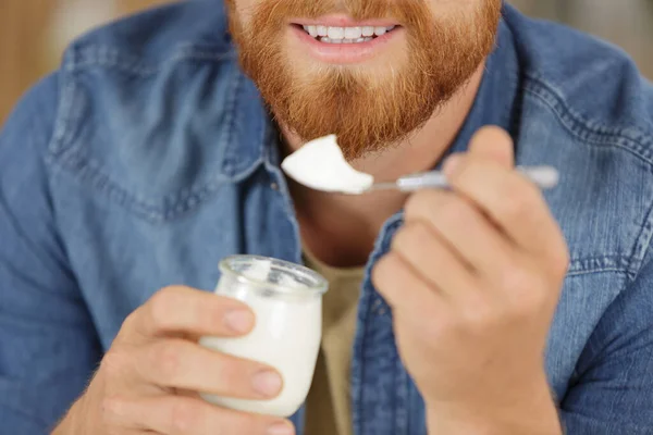 Uomo Sta Mangiando Yogurt — Foto Stock