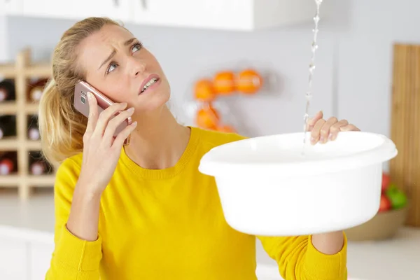 Woman Calling Plumber While Leaking Water Falls Bowl — Stock Photo, Image