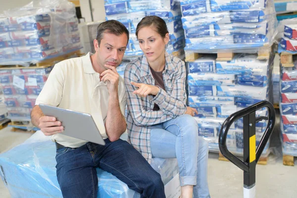 Two Colleagues Working Warehouse — Stock Photo, Image
