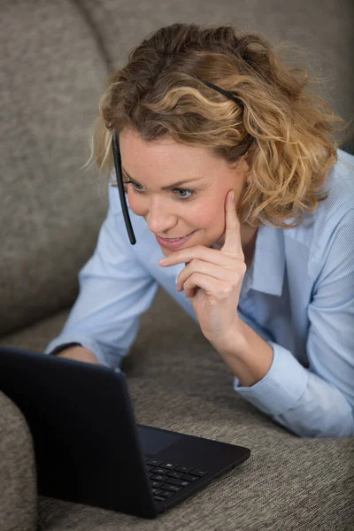 Kadın Kanepede Uzanıyor Laptopta Çalışıyor — Stok fotoğraf