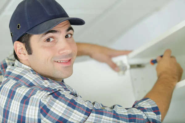 Homem Feliz Montando Móveis Guarda Roupa Apartamento — Fotografia de Stock