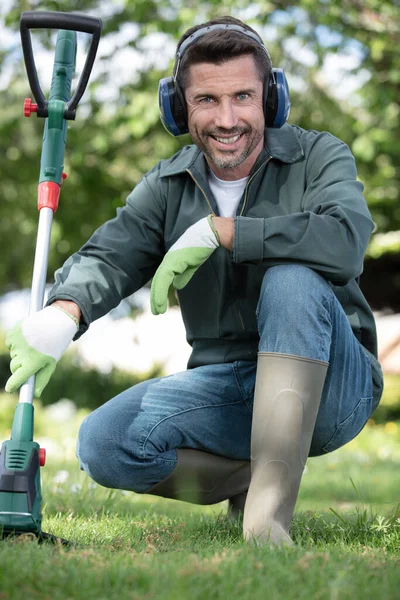 Retrato Jardinero Masculino Con Strimmer — Foto de Stock