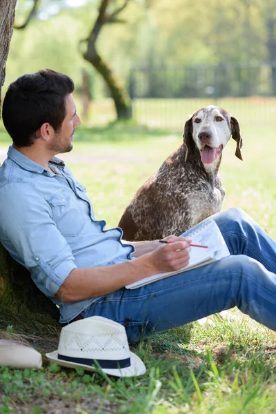 Чоловік Розслабляється Парку Своїм Собакою — стокове фото