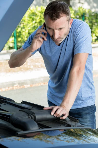 Man Talking Telephone Broken Car — Stock Photo, Image