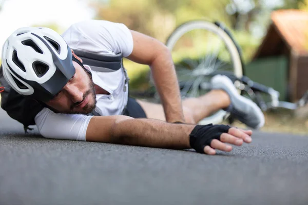 Uomo Cade Dalla Bicicletta — Foto Stock