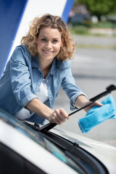 Young Woman Changes Windshield Wiper Her Car — Stock Photo, Image