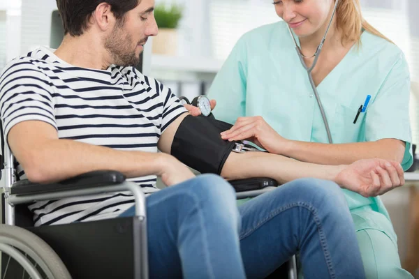 Junge Attraktive Krankenschwester Überprüft Die Patienten Bluthochdruck — Stockfoto