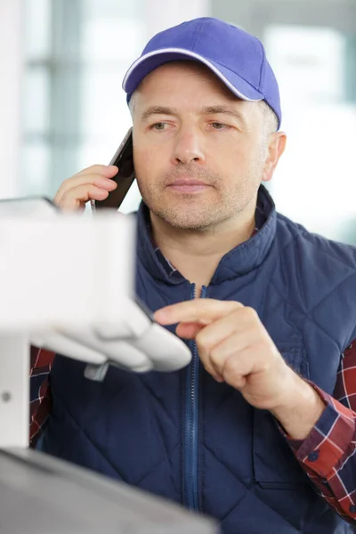 Erkek Teknisyen Telefonda Yardım Istiyor — Stok fotoğraf