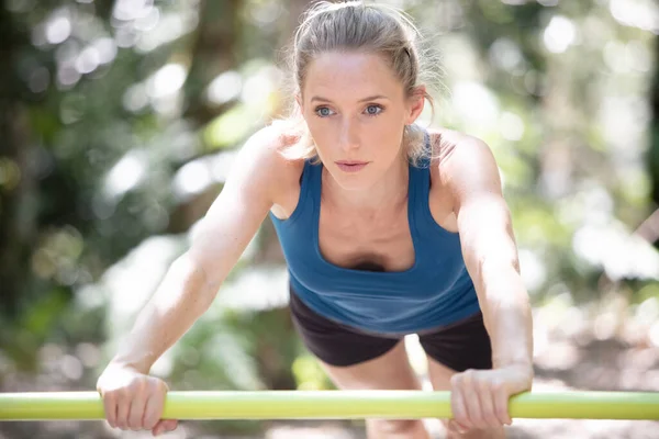 Fit Jonge Vrouw Doet Triceps Dips Parallelle Bars — Stockfoto