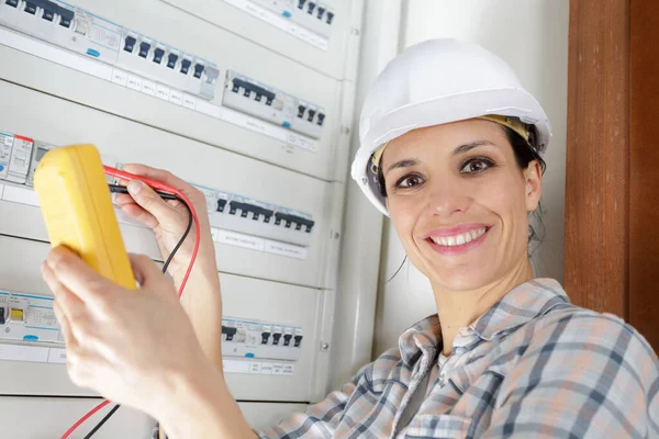 Woman Measuring Electrical Current — Stock Photo, Image