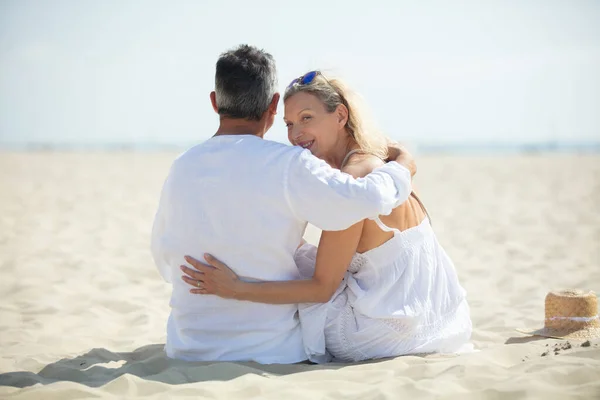 Spokojený Úsměv Vzorný Manželský Pár Pláži — Stock fotografie