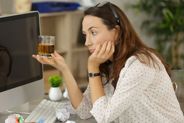 Affärskvinna Med Ett Glas Whisky Kontoret — Stockfoto