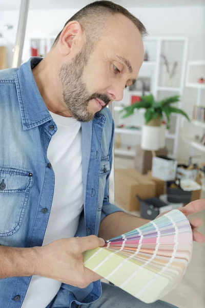 Hombre Elegir Color Del Libro Muestras Color —  Fotos de Stock
