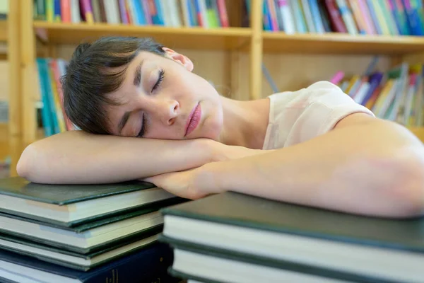 Φοιτητής Κοιμάται Βιβλία Στη Βιβλιοθήκη — Φωτογραφία Αρχείου