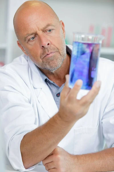 Erkek Bir Kimyager Erkek — Stok fotoğraf