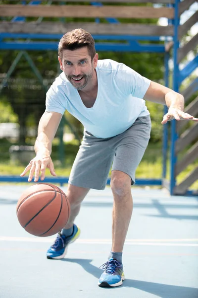 Knappe Man Spelen Basketbal Buiten — Stockfoto