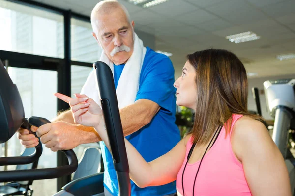 Fitnesstrainerin Berät Senioren Beim Umgang Mit Geräten — Stockfoto