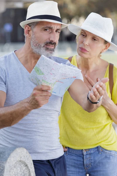 Paar Benutzt Landkarte Urlaub — Stockfoto