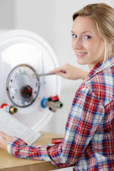 Vrouw Vaststelling Van Een Elektrische Boiler — Stockfoto