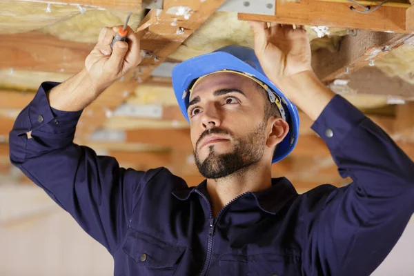 Męski Budowniczy Instalujący Warstwę Izolacji Dachu Termicznego — Zdjęcie stockowe