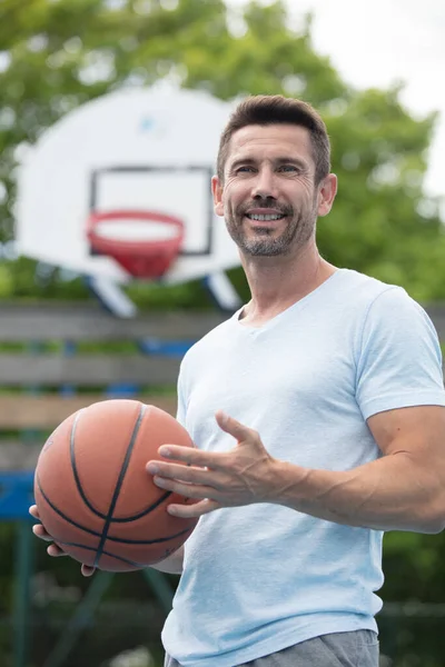 Porträtt Ung Man Gatan Basket Spelare — Stockfoto
