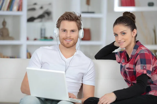 年轻夫妇在家网上购物在笔记本电脑上 — 图库照片
